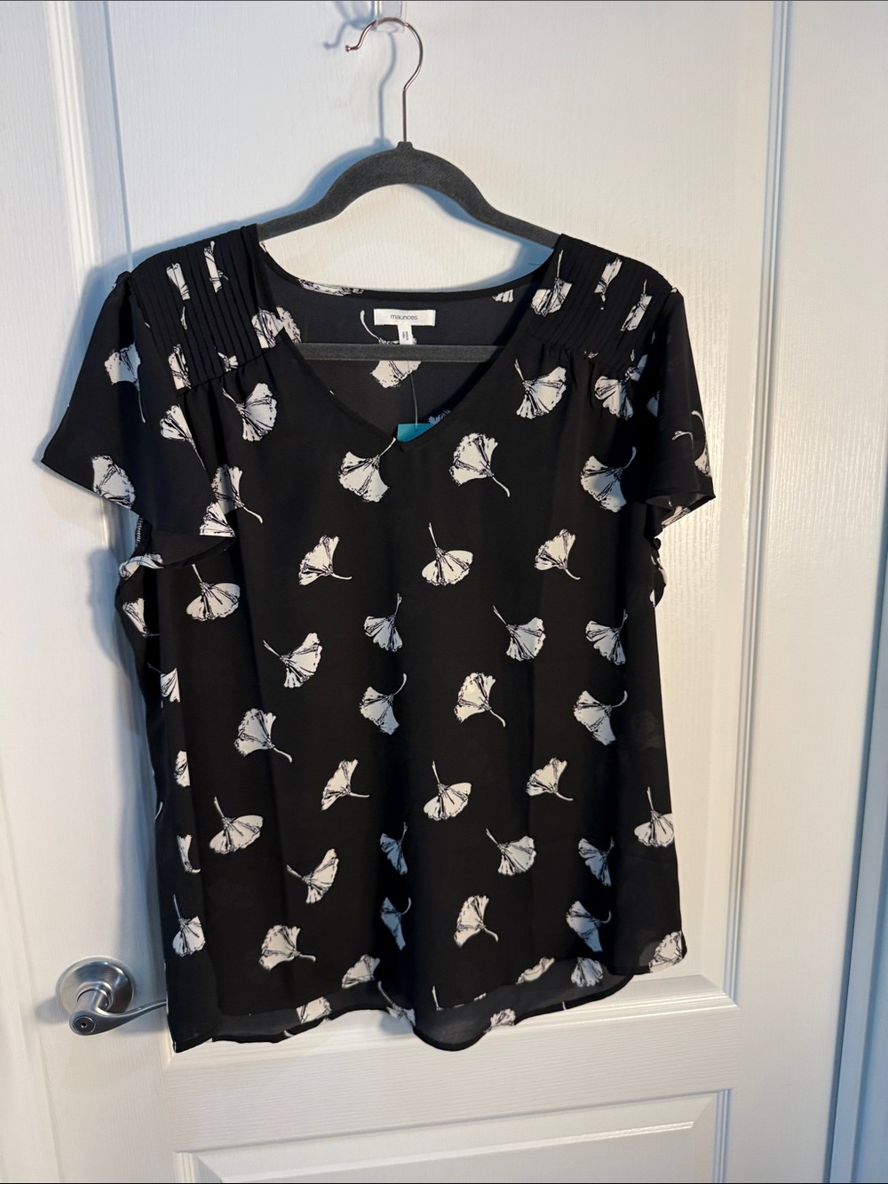Maurices Black Short Sleeve Blouse w/ White Floral Motif V Neck Sz L NWT